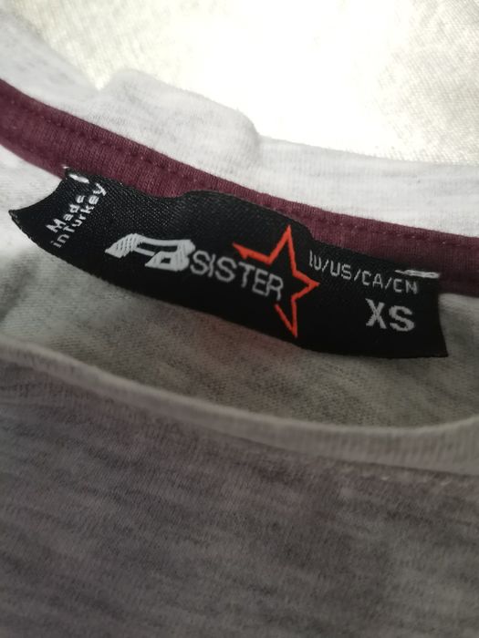 XS Bluzka koszulka t-shirt bluzeczka jasnoszara z brązowym napisem