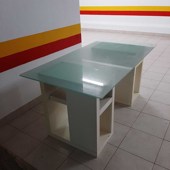 Vendo Secretaria IKEA com 2 módulos de madeira e tampo de Vidro.