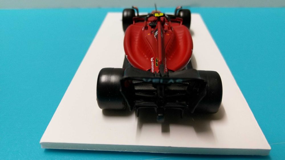 Ferrari F1-75 #55 C. Sainz - Mundial Fórmula 1 2022 - Miniatura Bburago na escala 1/43
