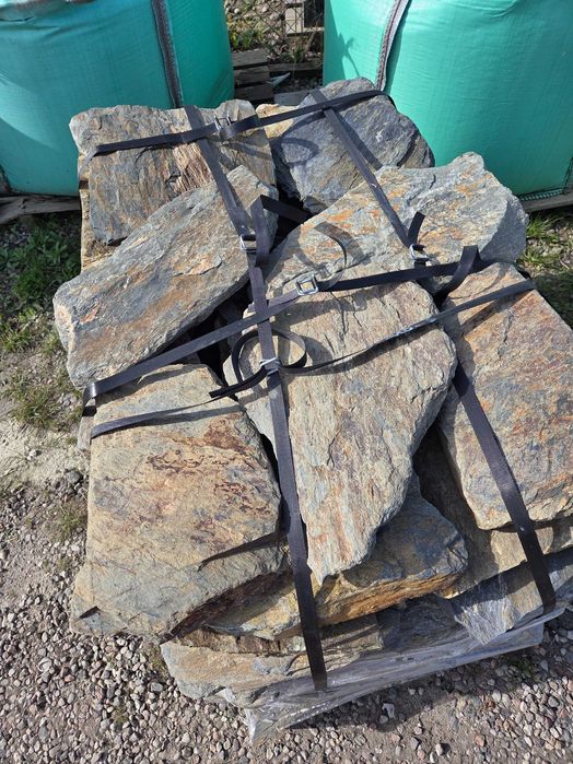 Kamień nieformowany na ścieżki. Szarogłaz