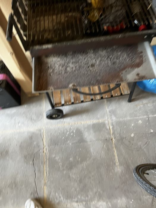 Grill tradycyjny na kółkach