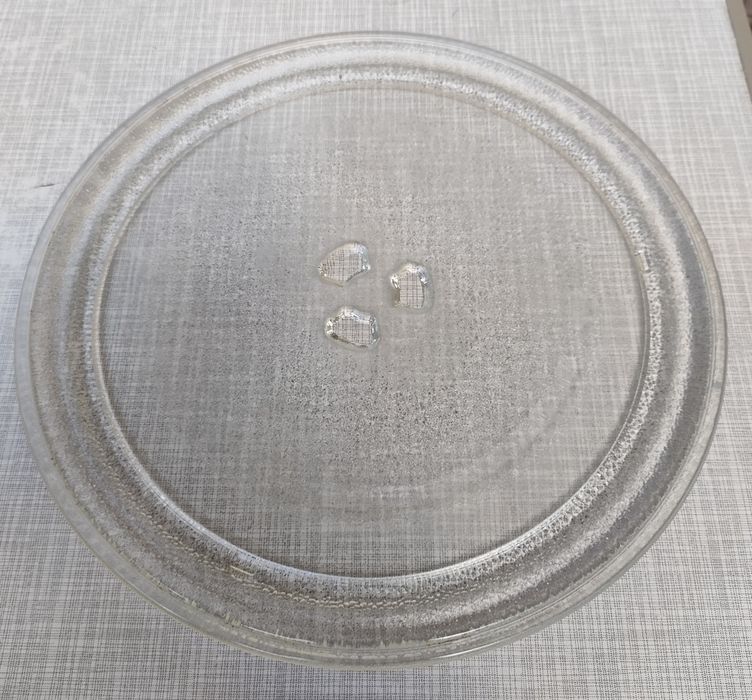 Dois pratos de microondas de 24,5 cm e rodízios