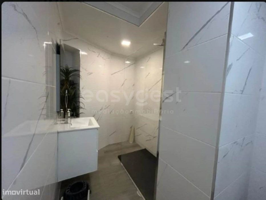 Apartamento T3 com lugar de garagem situado nas Barrocas
