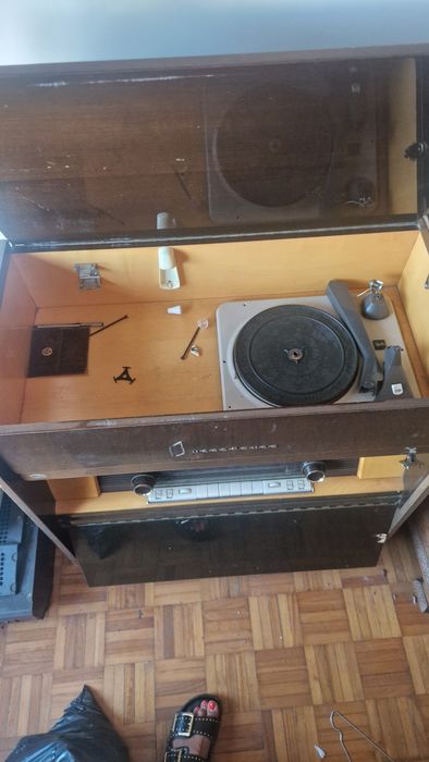 Rádio e giradiscos vintage