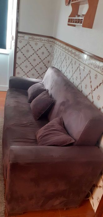 Sofá cama em pele de pessego castanho