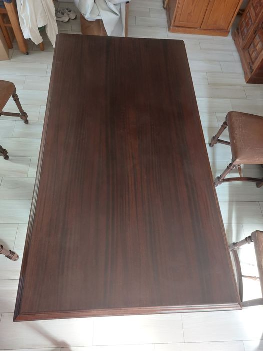 Mesa de jantar com 6 cadeiras e aparador