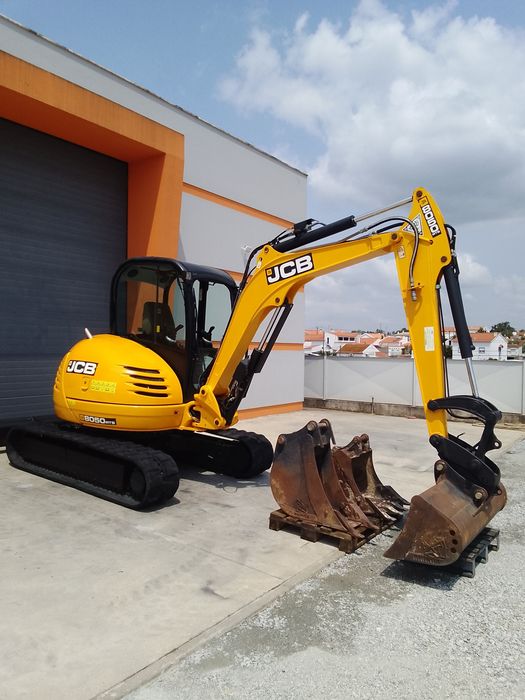 Mini giratória escavadora JCB 5T apenas ( 1671 h )
