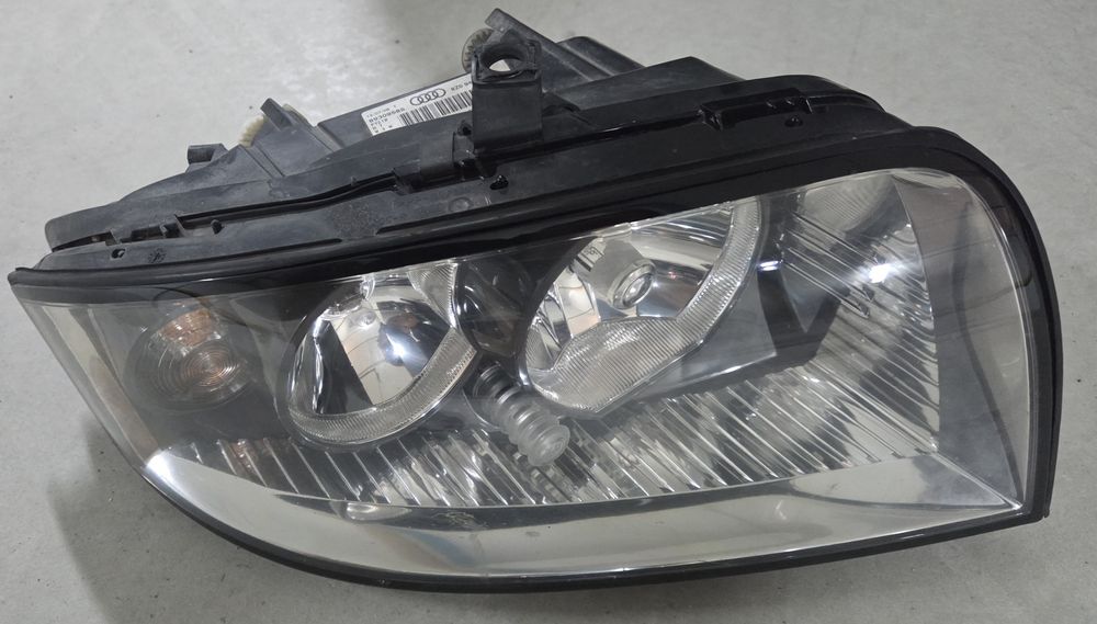 FAROL DIREITO AUDI A2 8Z em excelente estado 
Código: 
Ref. Fábrica:
