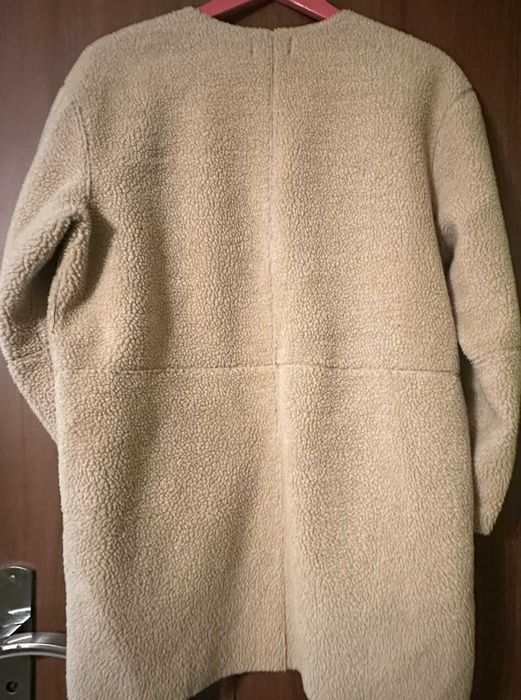 Beżowy damski płaszcz ze sztucznego futerka Topshop