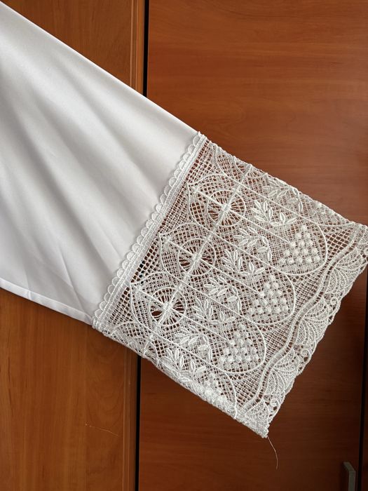 Komża kapłańska ze zdobieniami
