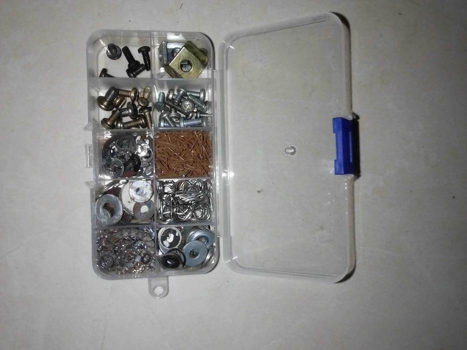 caixas de ferragens com peças