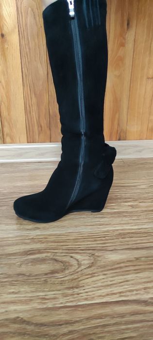 Чоботи зимові, натуральна замша,36 розмір йде на 35, всередині мех