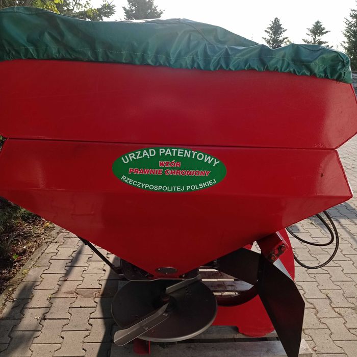 Rozsiewacz dwutarczowy MASTER 1000KG Grass-Rol