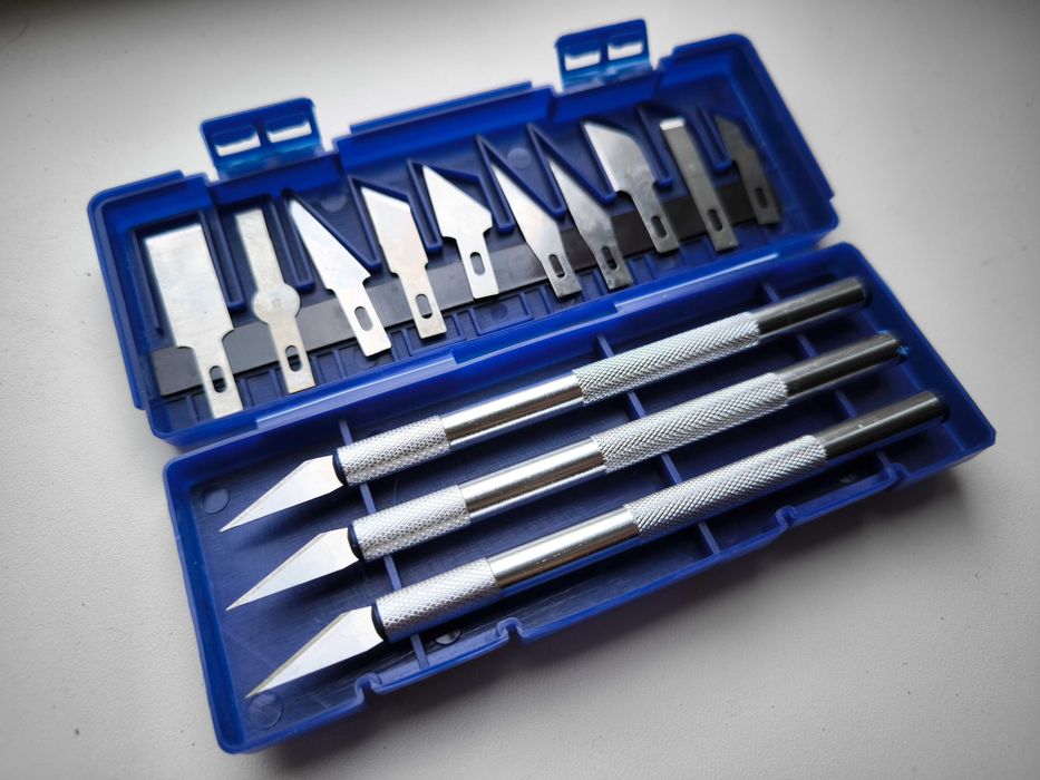 Набор из трёх скальпелей ножей с разными лезвиями в боксе