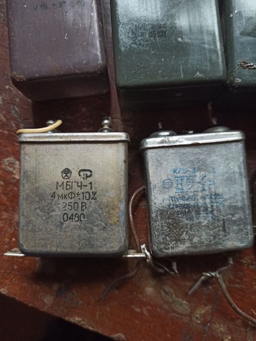 Конденсаторы разные.