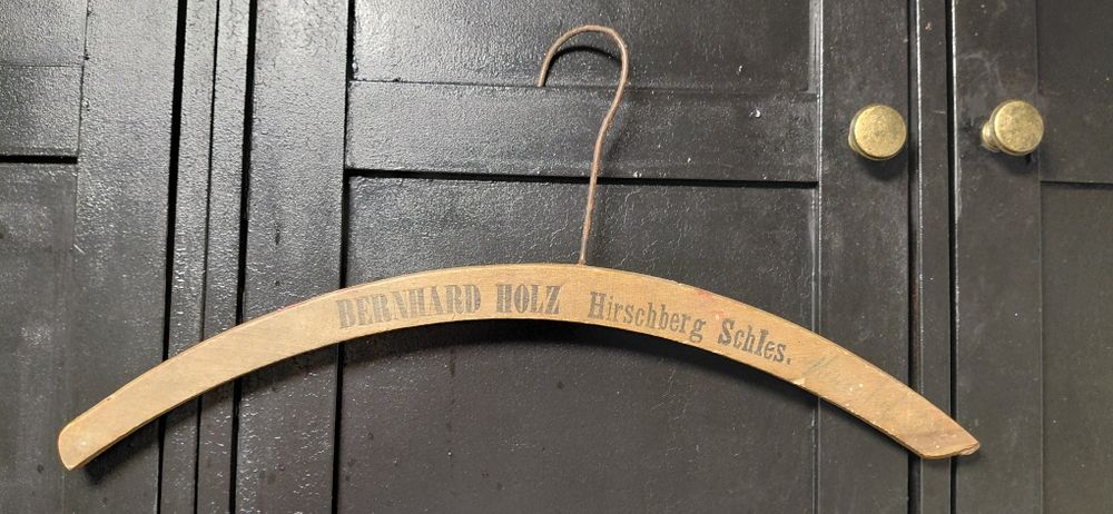 Wieszak  z napisem„BERNHARD HOLZ Hirschberg Schles.”.