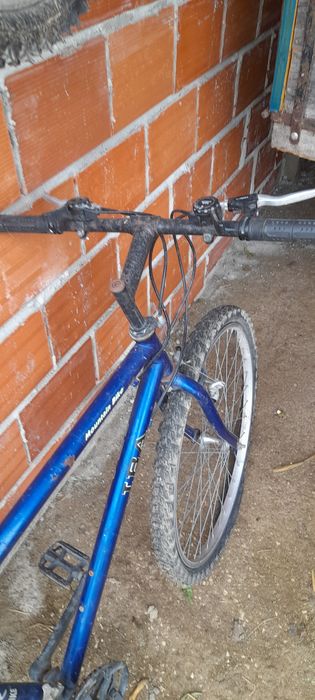 bicicleta azul      .