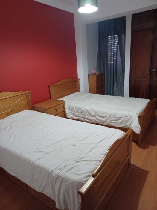 Mobília de Quarto em Pinho