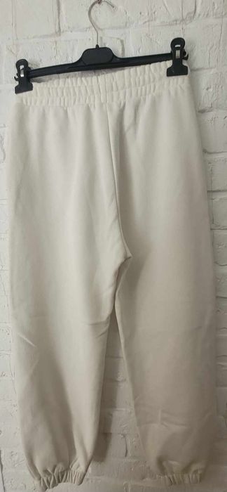 Białe dresy Reserved