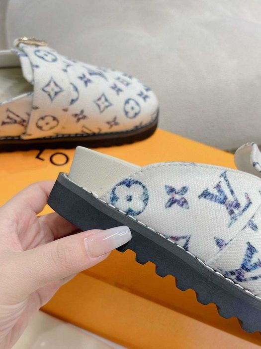 Louis Vuitton Buty, sandaly klapki, skora 180203
