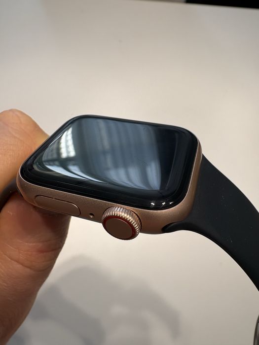 Золоті Apple Watch SE 2 40mm Gold Rose Cellular eSIM