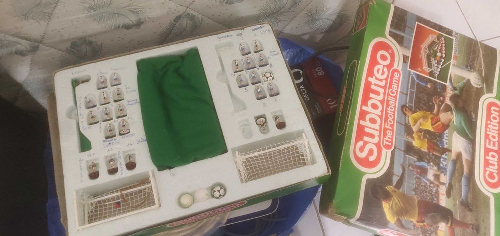 Fãs de Subbuteo este anúncio é para vocês :), ver fotos em anexo