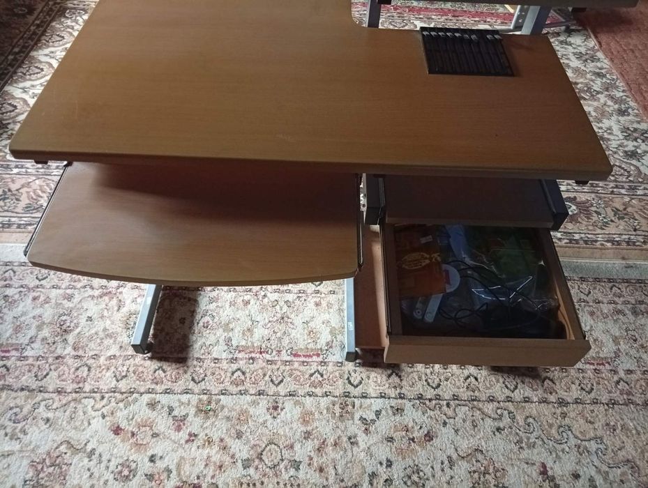 Продам комп'ютерний стіл