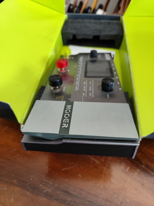 Pedaleira Mooer GE-200 na Caixa