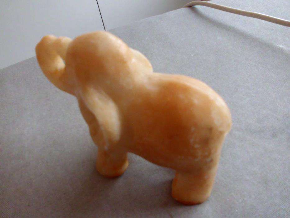 Elefante em alabastro antigo