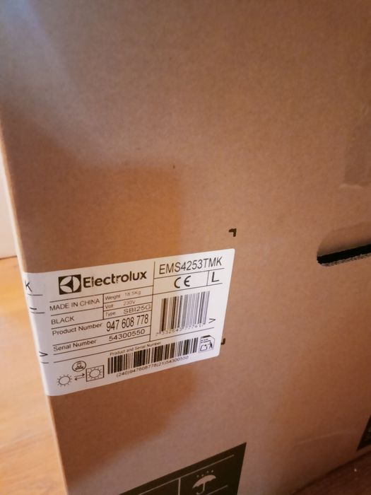 Nowa Kuchenka mikrofalowa Electrolux EMS4253TMK Grill
