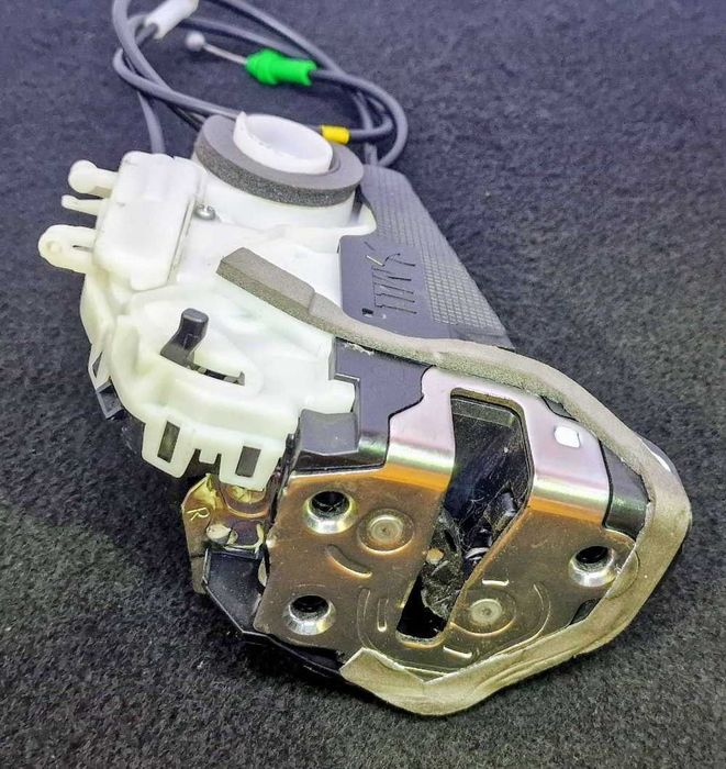 Fechadura / Fecho Porta Trás Direito Q51-14110 - TOYOTA YARIS
