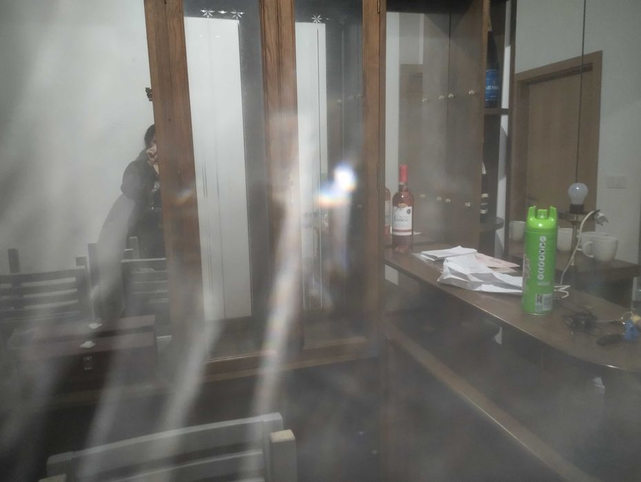 Bar de sala em madeira com balcão e bancos