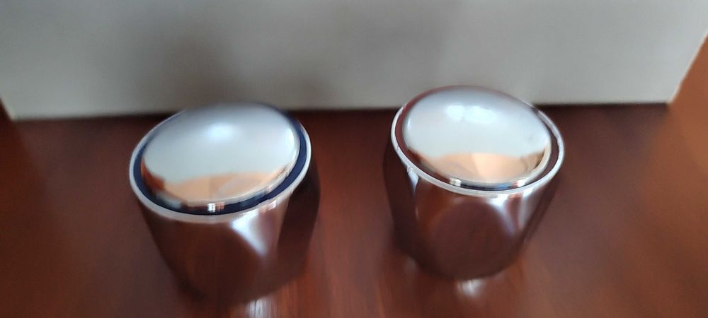 Małe, zgrabne metalowe kurki/pokrętła do baterii umywalkowej/wannowej