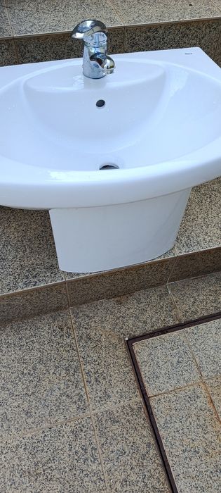 Lavatório  com coluna suspensa