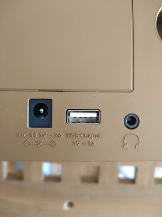 Radio estilo vintage que diz o nome das canções