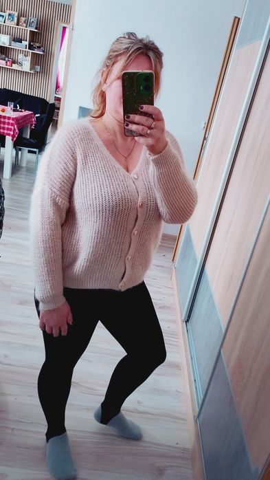 Beżowy sweterek tak zwany chmurka ze złotymi guzikami rozm uniwersalny