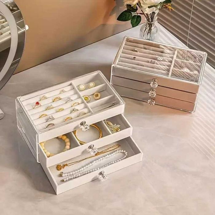 Conjuntos de "jóias", colares, alianças, anéis e guarda jóias. Novos.