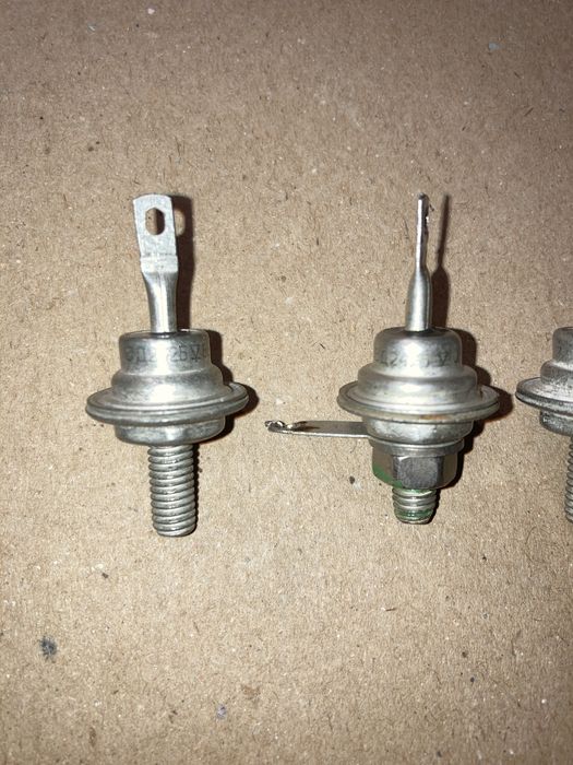 Dioda prostownicza D242B 100V 5A