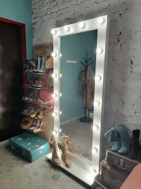 Дзеркало в повний зріст на пересувній підставці. Самовивіз