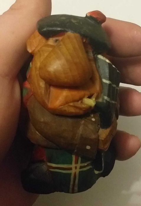 Figurka z drewna dudziarza.