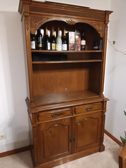 Mobília com mesa cadeiras e aparador