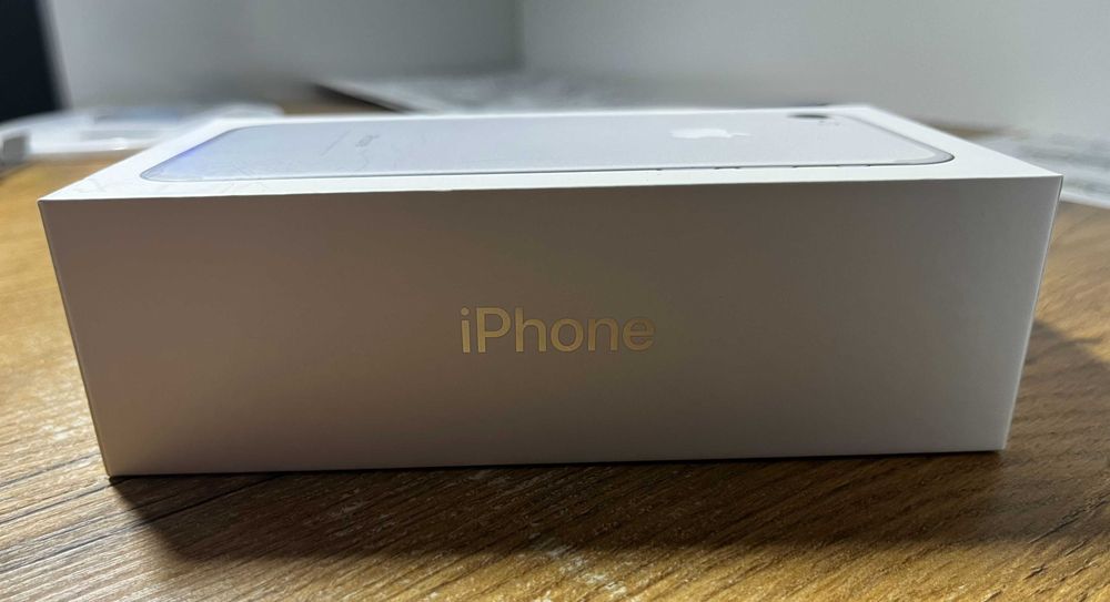 Pudełko po białym Iphonie 7