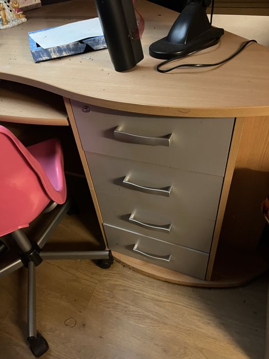 Mesa e cadeira de escritorio