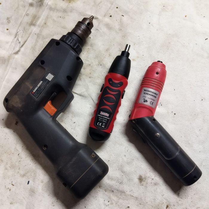 Шуруповерт, викрутки