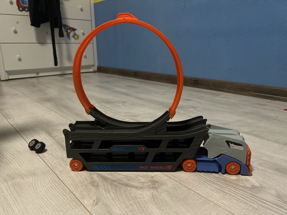 Hot Wheels «Трюковий тягач»