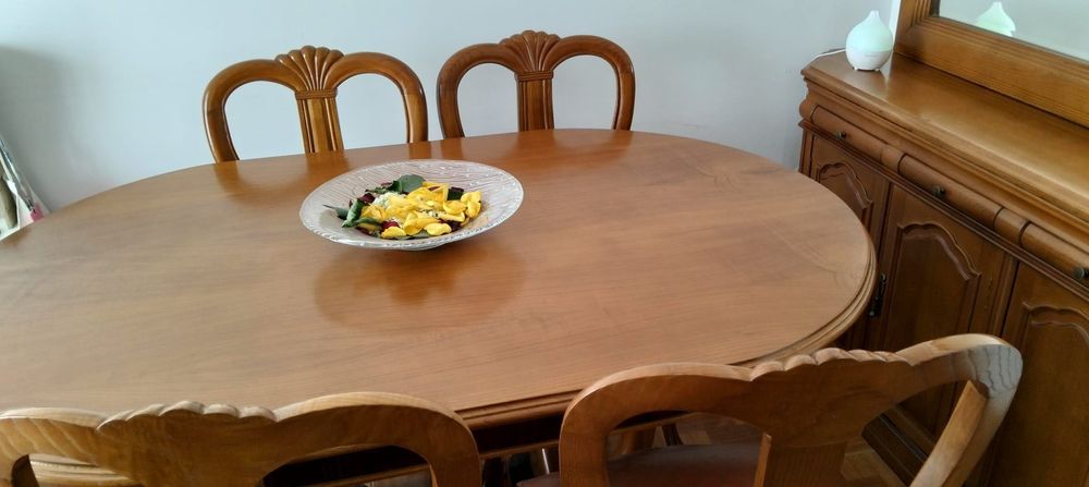 Mesa de cerejeira com seis cadeiras