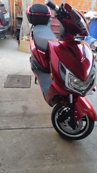 Scooter elétrica nova em folha