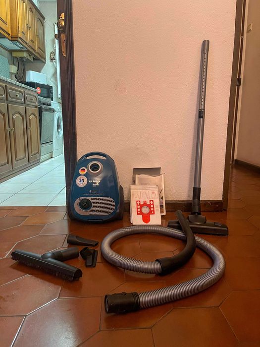 Vendo aspirador Bosch BGL25KMON/04 (Serie 2 MoveOn Mini) + 3 Sacos