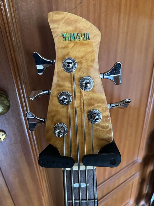 Baixo de 5 cordas yamaha