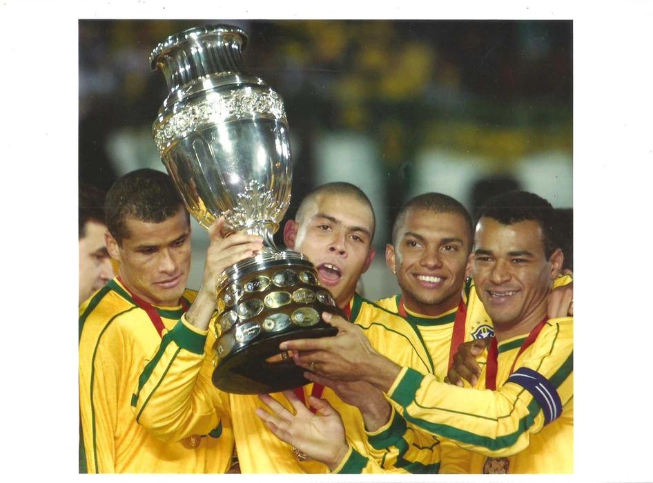 Memórias Futebol - Foto Original de Imprensa - Copa América 1999 - Brasil Campeão (Ronaldo, Rivaldo, Cafu)